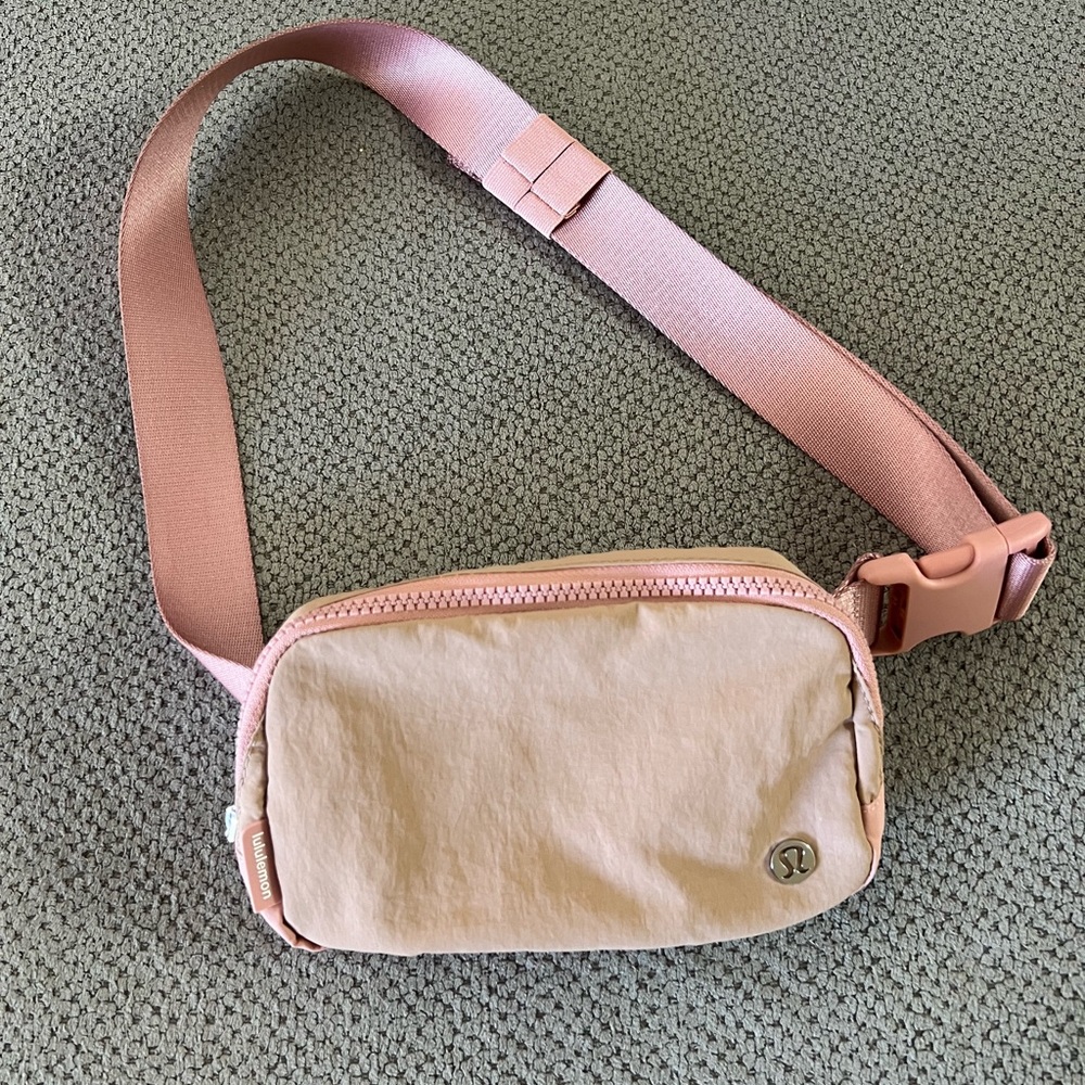 Lululemon Everywhere Belt Bag